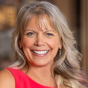 Julie Thomas Headshot